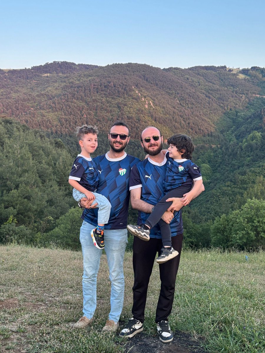 Biz iki kardeş büyütülmüş takımlardan uzak babamızın omzunda Atatürk stadına giderdik. Bizde çocuklarımıza aynı sevgiyi sağlıyoruz babalarının omzunda timsah arenaya geliyorlar tekrar sizlerden Allah razı olsun. Her türlü desteğimiz devam! <a href="/EnsCelik16/">Enes Çelik</a> <a href="/enbiya_topal/">Enbiya Topal</a> <a href="/BursasporSk/">Bursaspor</a>