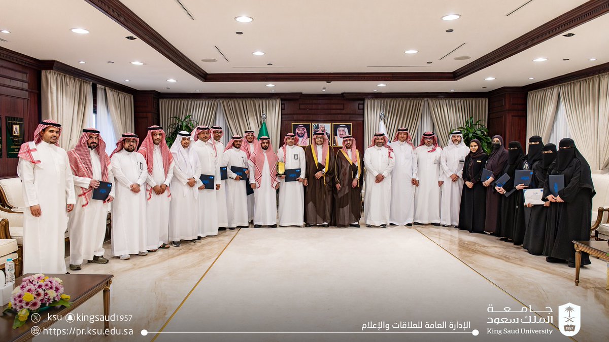 سعادة رئيس #جامعة_الملك_سعود المكلَّف أ.د. عبد الله السلمان يكرّم المبادرين الذين تقدموا بمبادراتهم عبر منصة "طوّر جامعتك"، والجهات المنفّذة، حيث شمل التكريم (14) مبادرًا و(8) مبادرات نفذتها (7) جهات، بزيادة 40٪ في عدد المبادرات لعام 2025م.