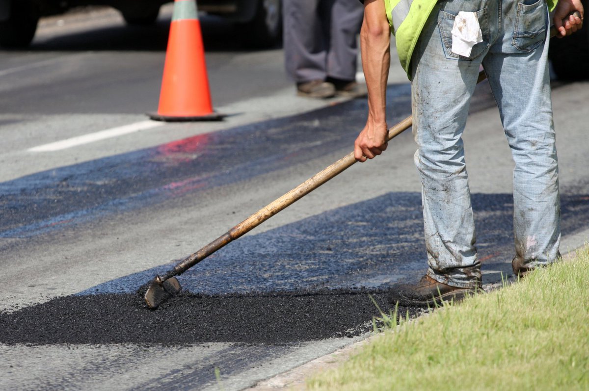 Public Works crews will be making asphalt repairs on several #UpperArlington streets the week of May 19–23, weather permitting. Avoid on-street parking between 7 am-5 pm. 

🔗 bit.ly/3YU4KM1