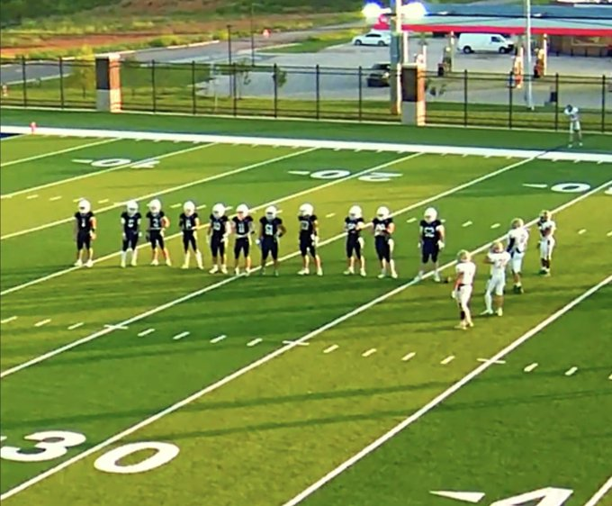 Most offenses only use a couple cadences at most.

But that doesn't give you the best pre-snap advantage.

Here are 5 cadences that any offense can use to control tempo, draw offsides, and create chaos.

THREAD 🧵