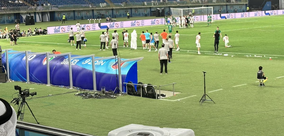 zz_alfadhli's tweet photo. #العربي_الكويت
الأسيويه راحت بأخطاء لاعبين 
الدوري راح والسبب على عزيز وغفور
الكأس راح والسبب استهتار خابا
( حطيت صورة دكة أحتياط نادي الكويت والأحتجاج لأبين لكم القوه وحب الشعار) 
ونادي عريق نفس العربي تحت رحمة مزاج جيل ومحترفين بوربع ) 
حرام هذا الفريق يلعب معاه ايوالا !! https://t.co/KTzLpFTkmq