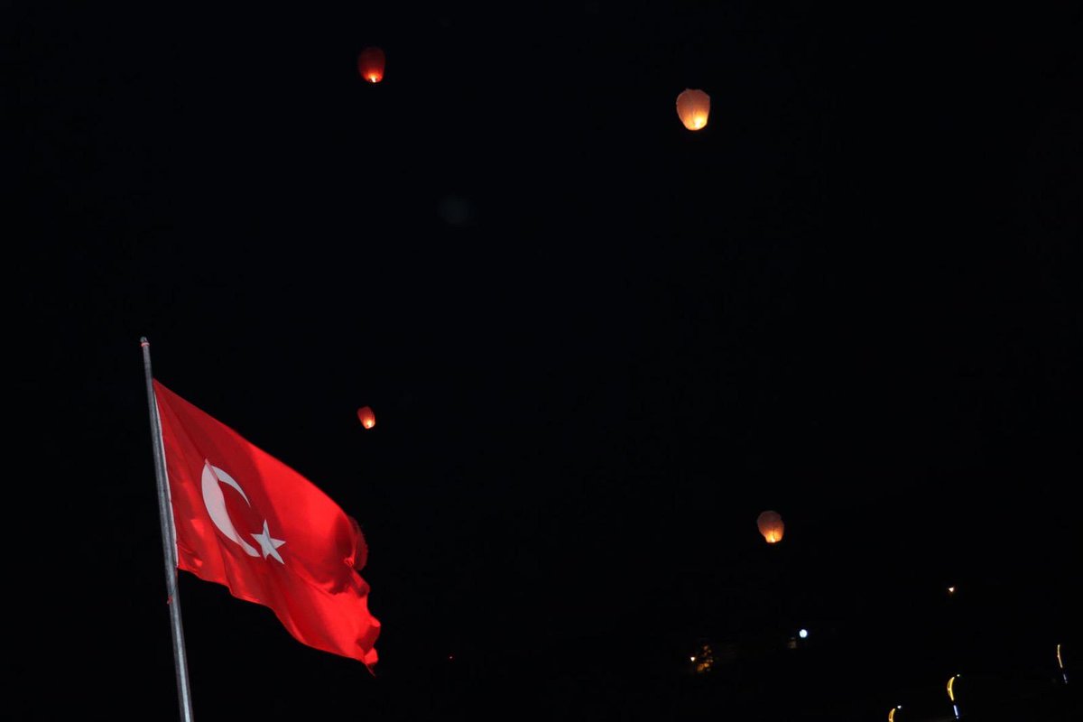 Kaymakamımız Sn. Hüseyin Ensar ALTUN, 19 Mayıs Atatürk'ü Anma Gençlik ve Spor Bayramı kutlamaları kapsamında Mesudiye Türk Halk Müziği Korosu tarafından düzenlenen konser etkinliğine katıldı. Konserin ardından vatandaşlarımız tarafından fener uçurma etkinliği düzenlendi.