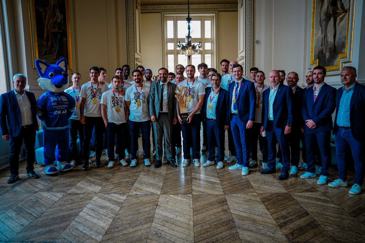 mhbofficiel's tweet photo. 𝗟𝗮 𝗰𝗼𝘂𝗽𝗲 𝗮̀ 𝗹𝗮 𝗺𝗮𝗶𝘀𝗼𝗻 🏆

De retour à Montpellier ce lundi après la victoire en Coupe de France, dirigeants, staff et joueurs ont été reçus dans les salons de l’opéra par @montpellier_ @Montpellier3m 🔵⚪️ https://t.co/lS5lT7b4eu