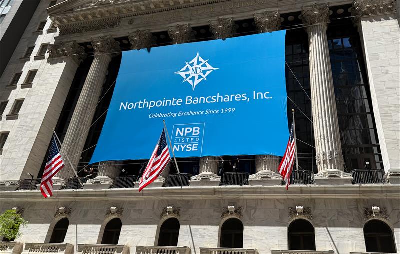 NorthpointeBank's tweet image. Big moment on Wall Street! 🎉 Today our team is at the NYSE to ring the closing bell and celebrate the journey we've taken to go public. From the banner outside to the bell inside—this is just the beginning. 

#NYSE #ClosingBell #IPO #GoingPublic #WallStreet #WeAreNorthpointe