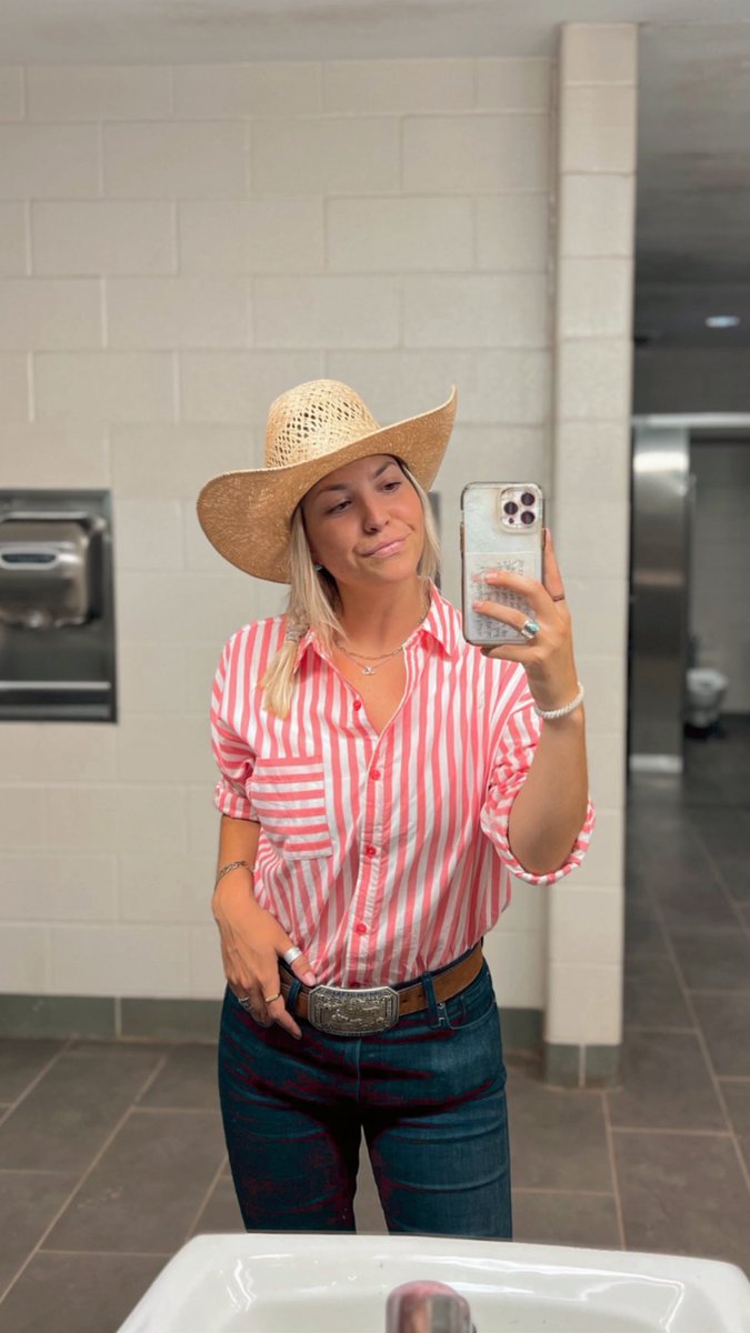 allye_june's tweet photo. Another day, another horse show🤩 https://t.co/qzn8hNyQLG