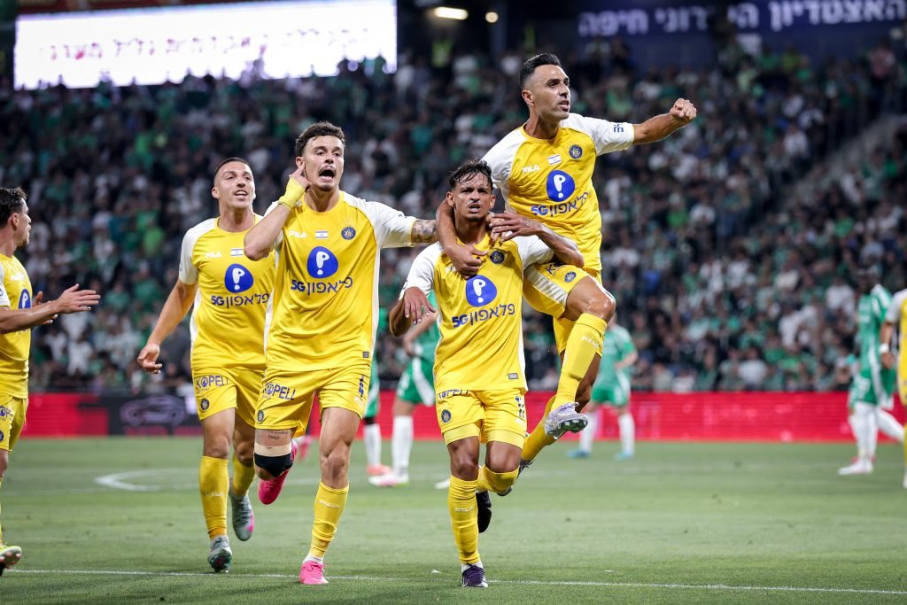 שבת. 20:30. אצטדיון בלומפילד.
מכבי מכבי, וואלק שיגעת אותי, בכל שנה חוזר, אל הכיכר שלי.
מכבי באים!