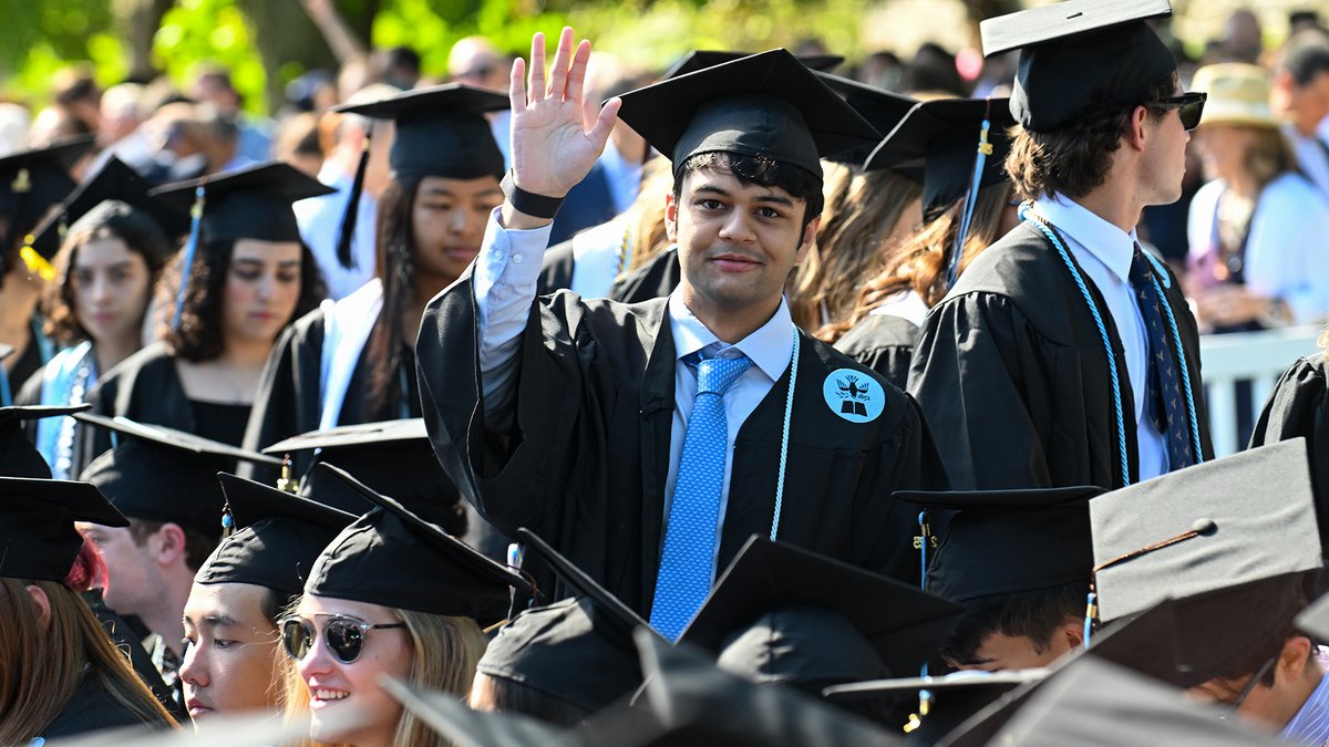 TuftsUniversity's tweet photo. Raise your hand if you graduated from Tufts this weekend! 🐘💙 https://t.co/kFcOOxMrR5