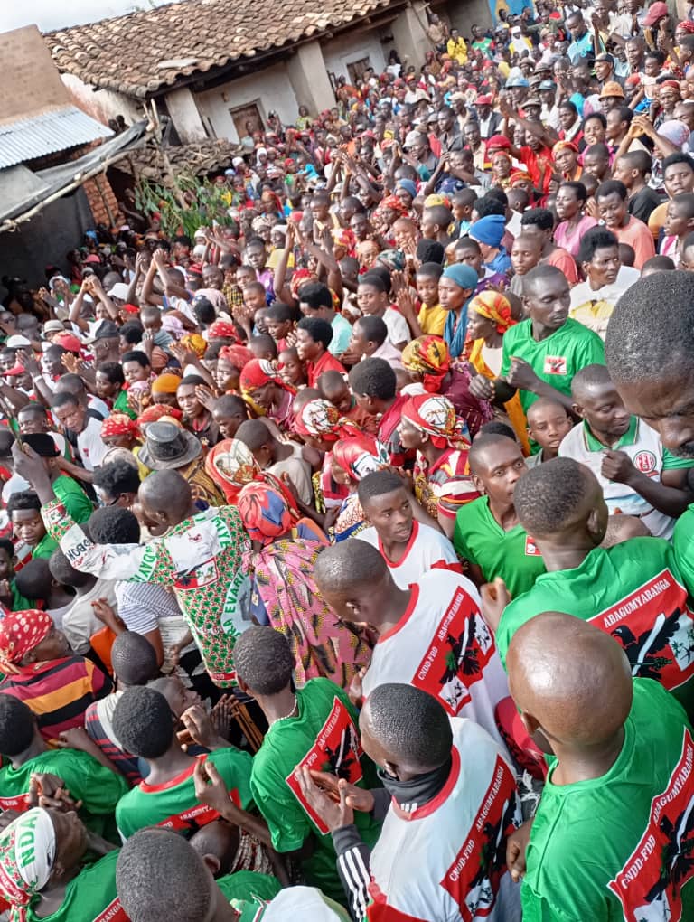 CnddFddButanyer's tweet image. #Kiremba  19/5/2025
A la 5e jrnée de la cmpagne électorale pour les législatives et les co. co du 5.6.2025, le #scom Kiremba et ses coéquipiers ont animé la propagande dans les zones de #Nyamugari et #Kiremba, sous le thème, tous ensemble, bâtissons un #Bdi dvpé
@R_Ndikuriyo