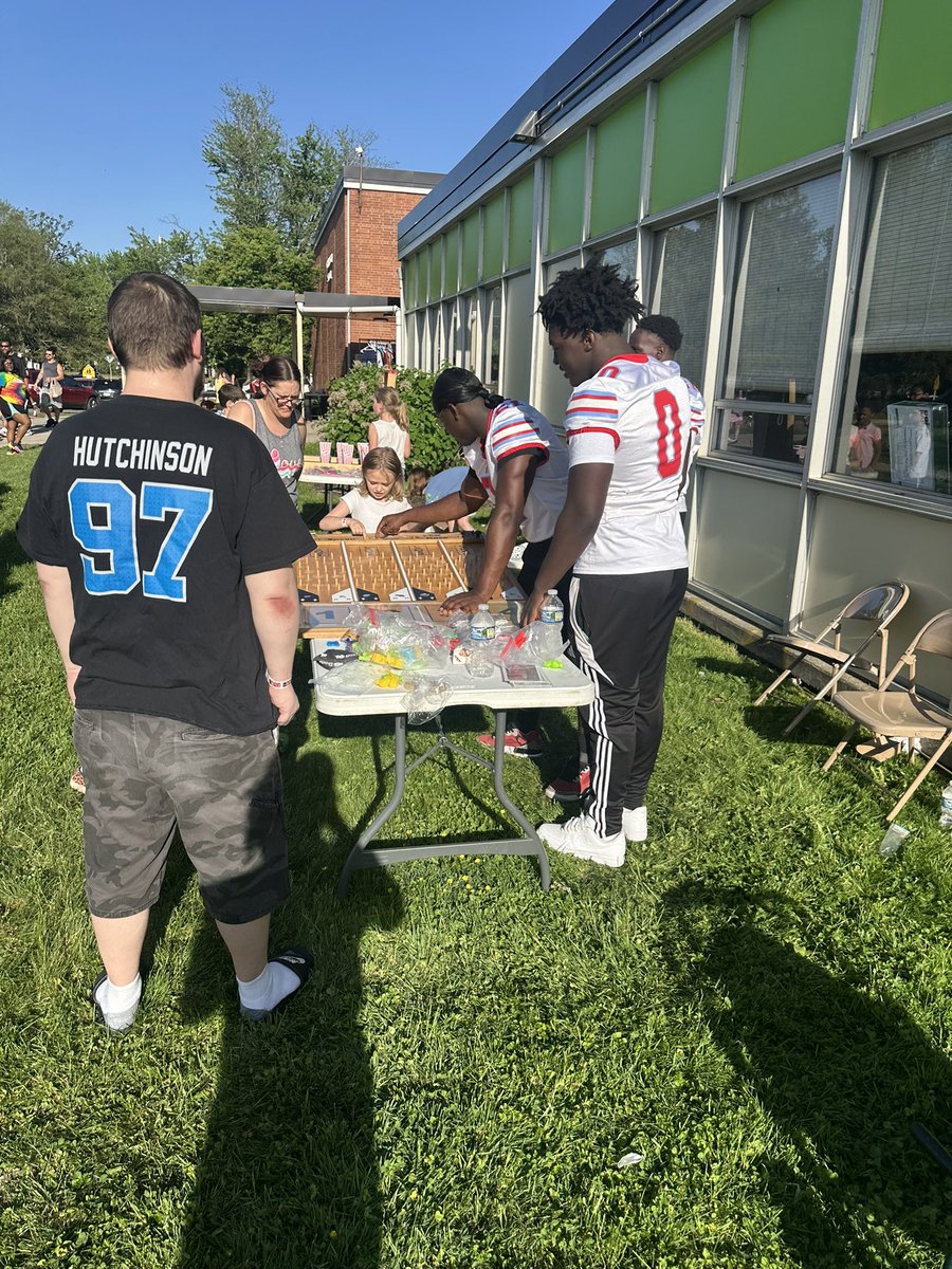 Logick Lyoya (@logick_0) on Twitter photo Spent our Friday giving back to the community with some of the guys. It's more than just football at the end of the day. 🏈💪 #CommunityFirst #MoreThanFootball <a href="/EverettVikingFB/">Lansing Everett Football</a> <a href="/jaleelcanty/">Coach Canty</a> Spent our Friday giving back to the community with some of the guys. It's more than just football at the end of the day. 🏈💪 #CommunityFirst #MoreThanFootball <a href="/EverettVikingFB/">Lansing Everett Football</a> <a href="/jaleelcanty/">Coach Canty</a>