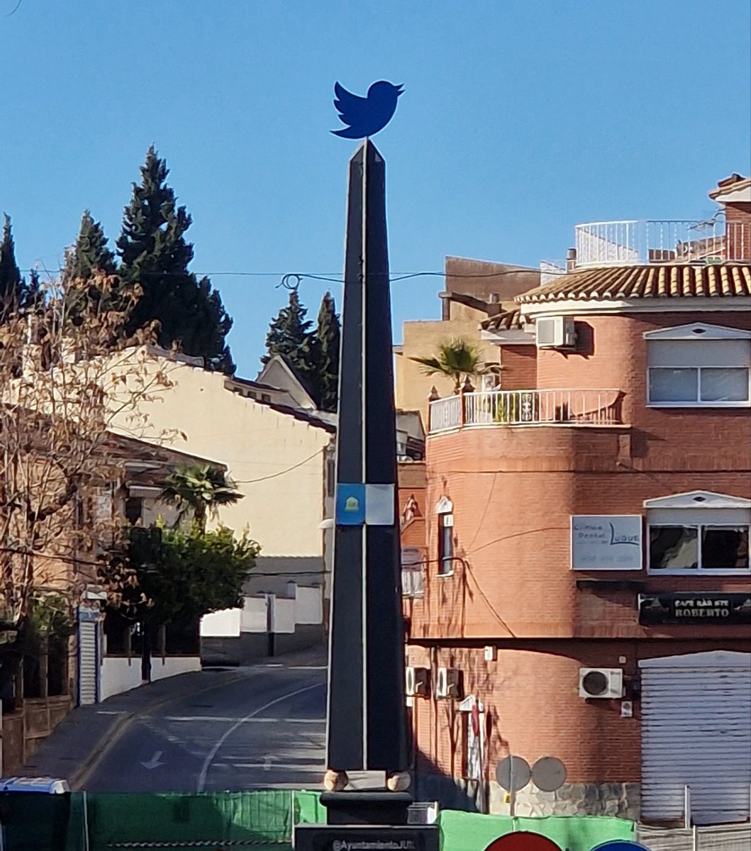 ap0fisis's tweet photo. sólo vengo a recordaros que en Granada existe un monumento a twitter https://t.co/YEk7vINTqG