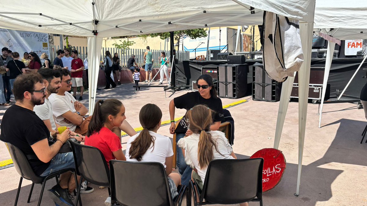 FurafollasAT's tweet photo. O sábado 17 de maio, no día das Letras Galegas, os Furafollas estivemos actuando na Plaça del Poble Gitano. Xenial PrimaveraSon organizado pola @ACGBcn , quen coma sempre, deixaron o listón altísimo. Por outro ano xenial! https://t.co/0DKOAfjj0P