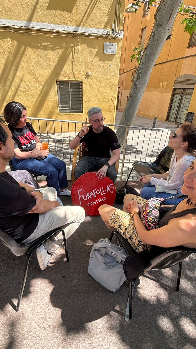 FurafollasAT's tweet photo. O sábado 17 de maio, no día das Letras Galegas, os Furafollas estivemos actuando na Plaça del Poble Gitano. Xenial PrimaveraSon organizado pola @ACGBcn , quen coma sempre, deixaron o listón altísimo. Por outro ano xenial! https://t.co/0DKOAfjj0P