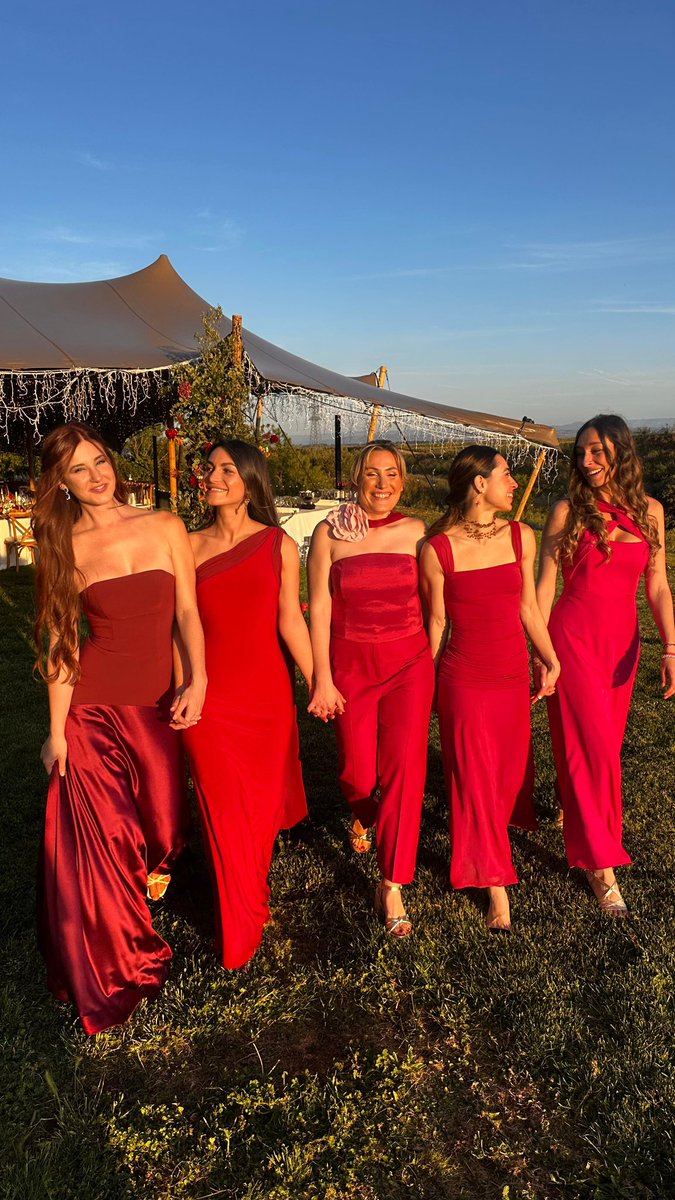 Cuando ves a las personas que quieres felices, te llena el corazón a ti.
Juntos van de la mano para ayudarse y acompañarse en las dificultades, para apoyar al otro y por supuesto, para disfrutar y reír juntos. La del sábado fue una fiesta de AMOR de pareja y de amistad y familia.