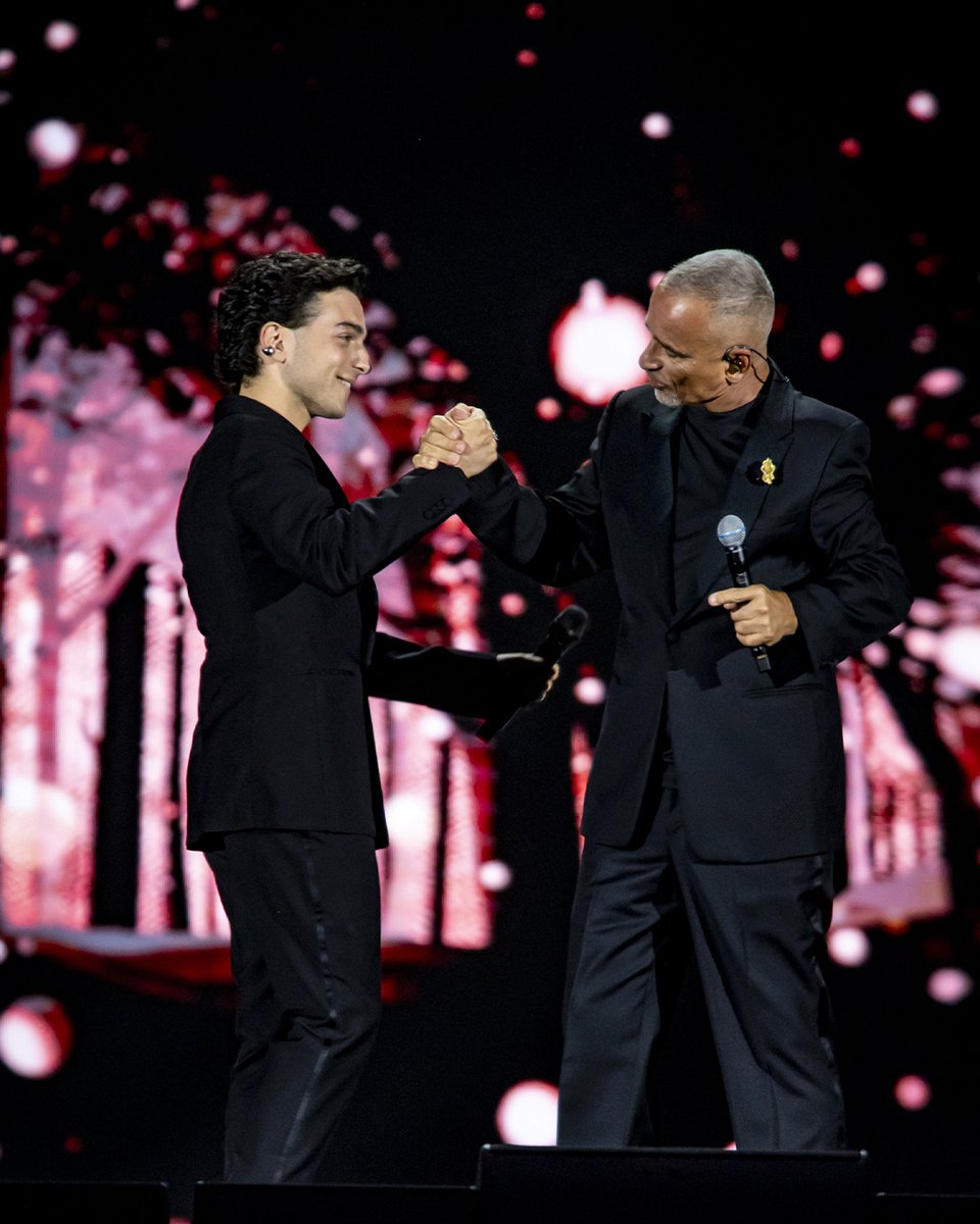 ilvolo's tweet photo. Con noi sul palco di #TuttiPerUno #ViaggioNelTempo, @RamazzottiEros https://t.co/scAEWUdj5S