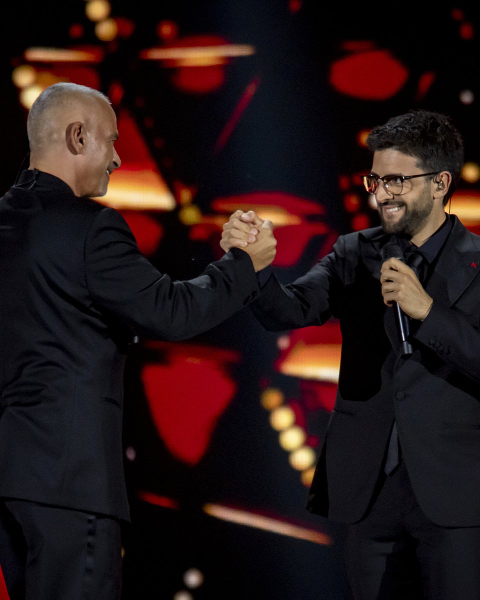 ilvolo's tweet photo. Con noi sul palco di #TuttiPerUno #ViaggioNelTempo, @RamazzottiEros https://t.co/scAEWUdj5S
