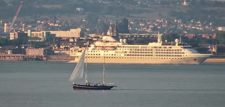 #SilverWind #cruiseship  departed from <a href="/PortsmouthPort/">Portsmouth International Port</a> this evening as <a href="/OYTSouth/">OYT South</a> #Prolific #sailtraining  was out in the #Solent