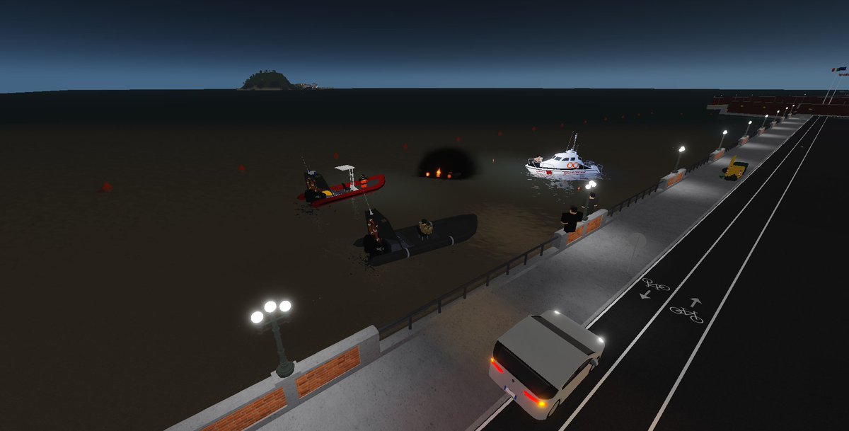 MM_NaplesRBLX's tweet photo. Marina Militare sempre in soccorso della cittadinanza. Ultima emergenza arrivata alla Marina Militare. Barca a fuoco senza nessun ferito. https://t.co/GRNqeopu3Q