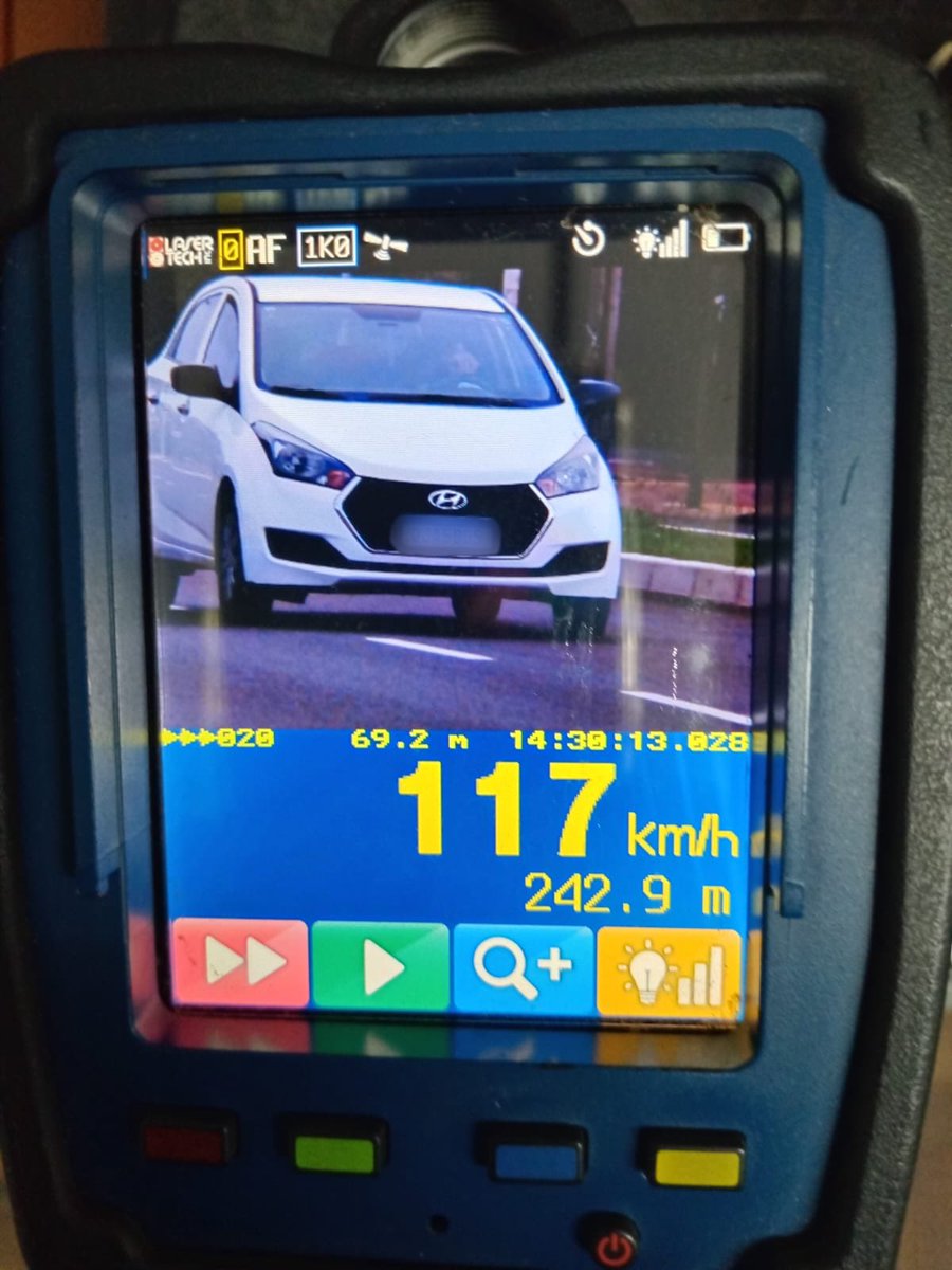 EPTC_POA's tweet image. 16h53 - ⚠️ #EPTC registrou nesta segunda-feira um flagrante de irresponsabilidade a 117 km/h na Av. Edvaldo P. Paiva, sentido Bairro/Centro, onde o limite é de 60 km/h.

É infração gravíssima, multa de R$ 880,41 e suspensão do direito de dirigir.

#FaçaSuaParte #EPTCéEducação