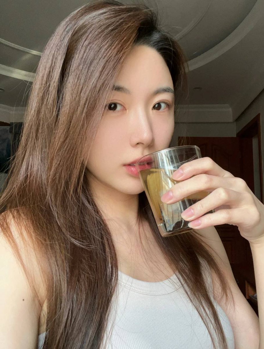 GrayceJess53289's tweet photo. 一大早就被胸胀胀醒…昨晚爽了的代价就是现在乳头更敏感了一碰就疼，还要爬起来上班  操 https://t.co/bNn79AKjKL