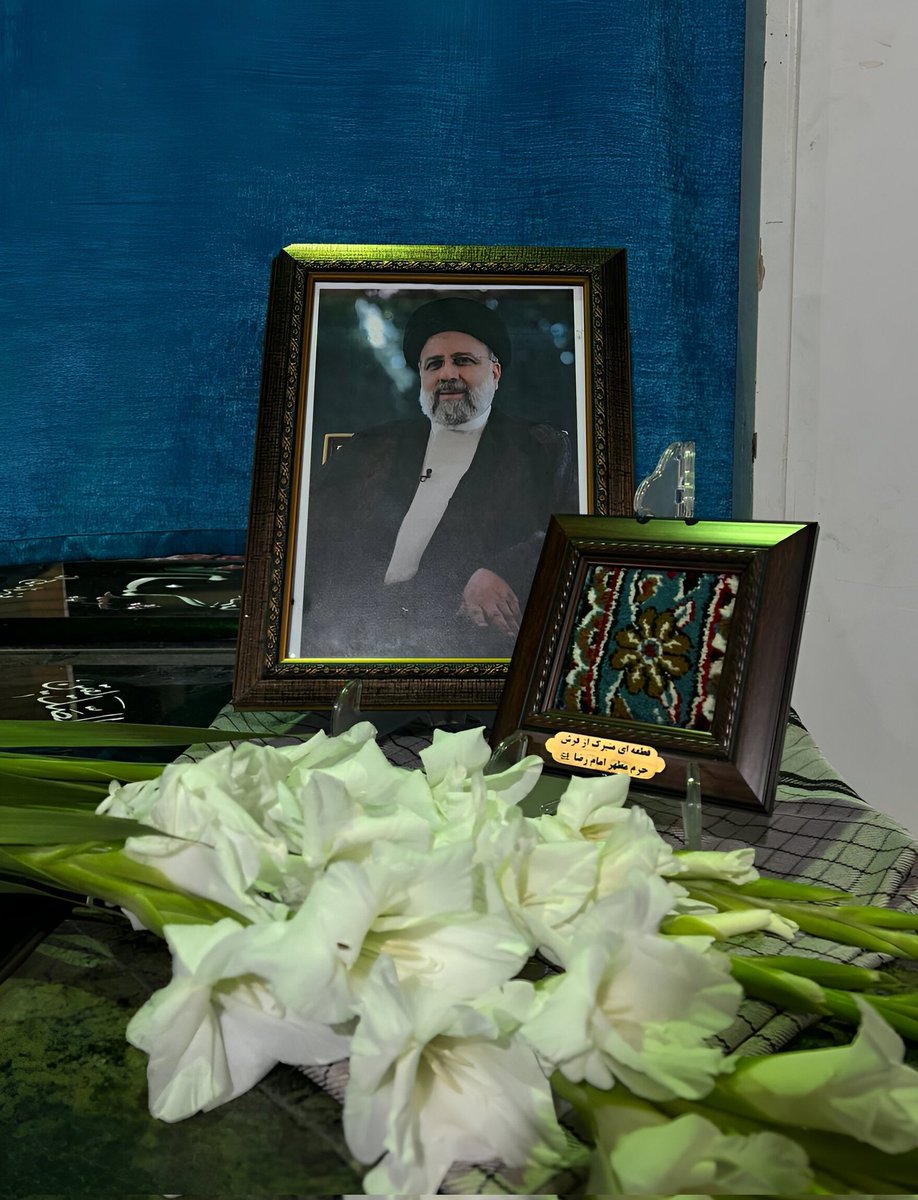 zeynab_83s's tweet photo. خدمت به مردم شعار شما نبود؛ عمل بود.
#خادمان_حرم_ایران
#رئیس_خادم https://t.co/tMrEbcF8QQ