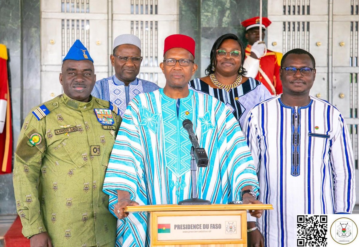 Ce lundi 19 mai 2025, à Ouagadougou, accompagné de mes homologues chargés de la culture des pays membres de l'AES, nous avons été reçus par Le Président du Faso, Chef de l’État, le Capitaine Ibrahim TRAORÉ, dans le cadre de la soumission de l'hymne de l’AES : la confédérale.