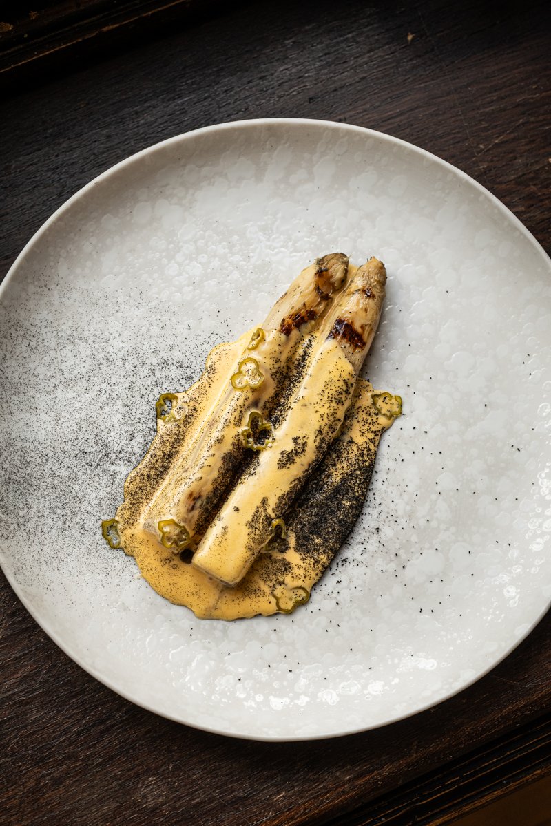 Reyno Gourmet (@reyno_gourmet) on Twitter photo Los <a href="/esparrago_RG/">Espárrago de Navarra</a> han llegado a Bancal (en el palacete #MomCulinary), donde su chef Miguel Vidal, reivindica sus orígenes gallegos con un fantástico plato fusión: Espárrago blanco, mayonesa de huevo frito, y pimientos de padrón encurtidos y tatemados.
#RutaReynoGourmet Los <a href="/esparrago_RG/">Espárrago de Navarra</a> han llegado a Bancal (en el palacete #MomCulinary), donde su chef Miguel Vidal, reivindica sus orígenes gallegos con un fantástico plato fusión: Espárrago blanco, mayonesa de huevo frito, y pimientos de padrón encurtidos y tatemados.
#RutaReynoGourmet