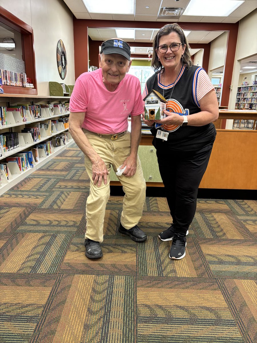 Mr. Dave🐾 got me a librarian birdhouse ⁦<a href="/Hamilton_CW/">Crawford Woods Elementary</a>⁩ 📚💙