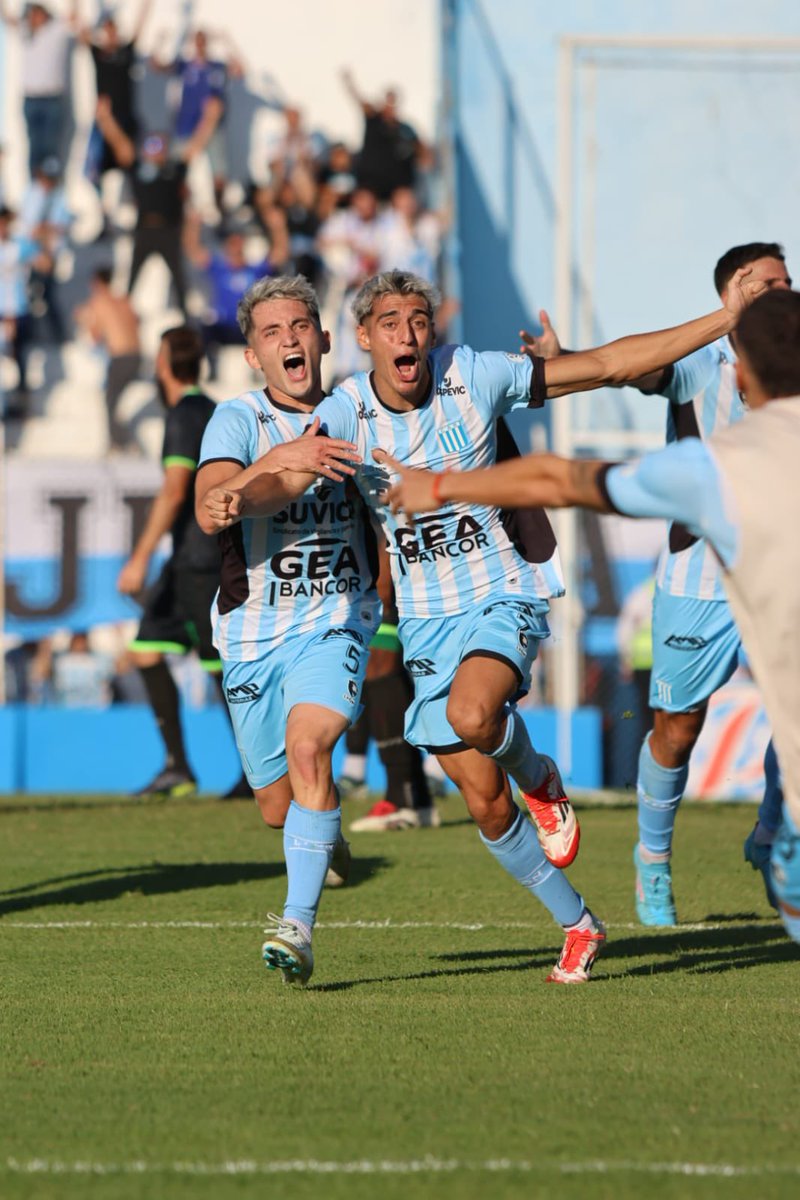 ClubARacing's tweet photo. 📸 Una tarde de domingo. El “Huevo” Rostagno, el “Pollo” Vignolo y un grito de gol en el Sancho..🗣️

🔜 Se viene la última fecha de local de la primera rueda 🆚 Tristán Suárez. 

¡Vamos Academia! 🇸🇲👊🏼 https://t.co/4Gb2CcoWkd