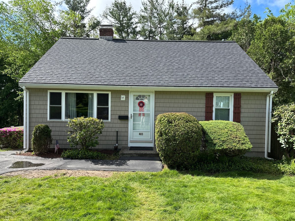 TrueHomeRoofing's tweet image. Our crew installed CertainTeed Landmark Pro charcoal black shingles and CertainTeed Cedar Impressions clay D7 siding on this great home in Worcester! #certainteed #certainteedsiding #certainteedroofing #truehomeroofing #truehomeroofingwestboylston
