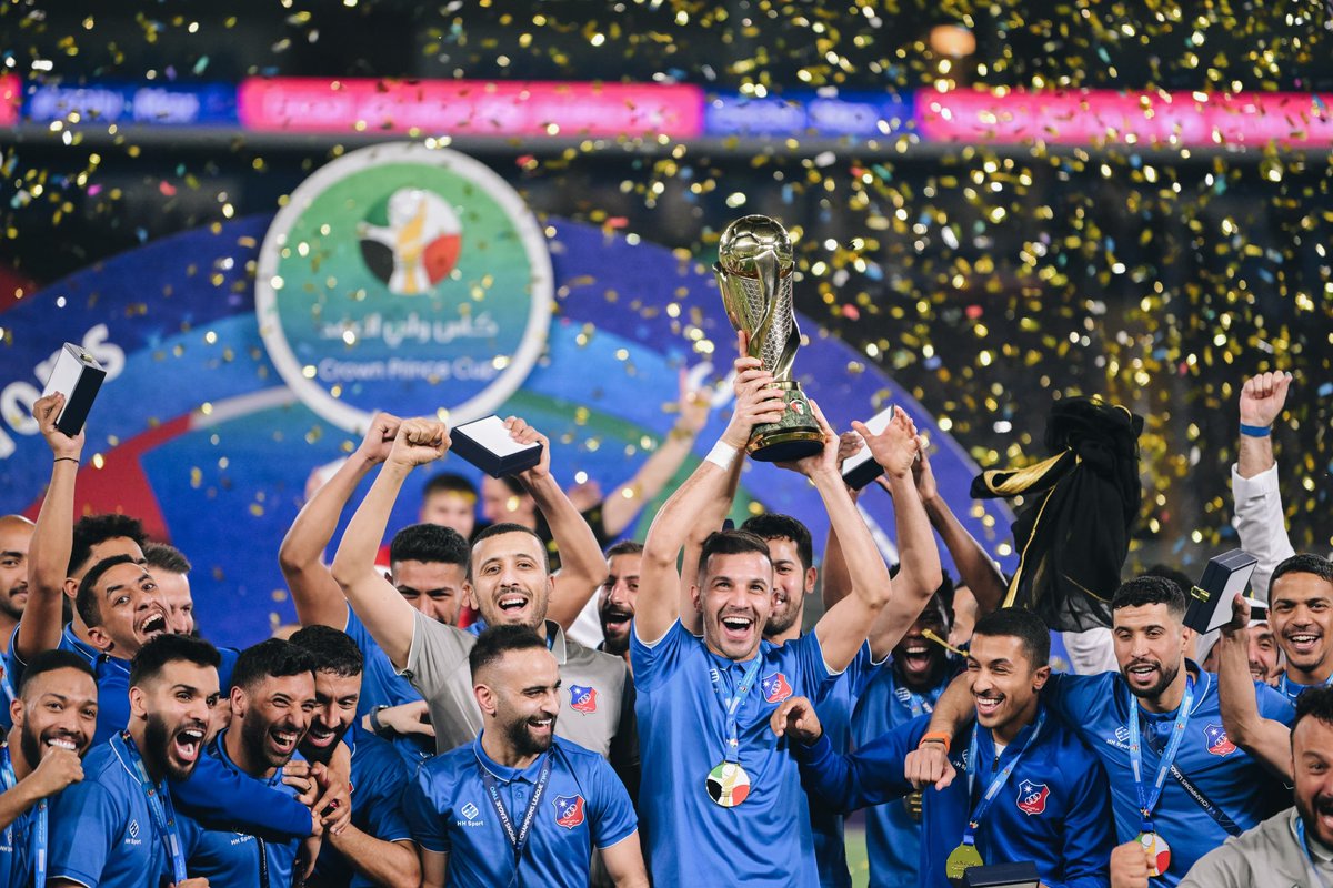 صور|| الكويت يتوج بطلاً لكأس سمو ولي العهد حفظه الله للمرة العاشرة في تاريخه بعد فوزه على العربي 1-0

#KuwaitFA
#كأس_ولي_العهد