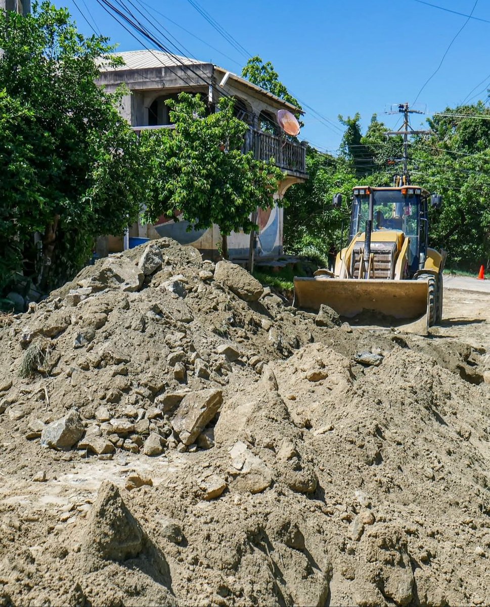 roatantoday's tweet photo. ⭕ Roatán || La Municipalidad de Roatán trae avances significativos en la reparación y pavimentación de la Colonia Santa Maria, una buena noticia para dos calles que rodean la Escuela Gravilla Ramos, para la mejor circulación de estudiantes, padres de familia y vecinos.
#roatan https://t.co/Jht60YVumJ
