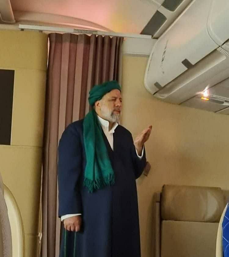 #خادم_حرم_ایران 

#خادم_مخلص 

خوشا سعادتِ همواره در سفر بودن
به سمت مقصد هستی گشوده‌پر بودن

پیامِ عشق به سرتاسر جهان بردن
کبوترانه بر این بام نامه‌بر بودن