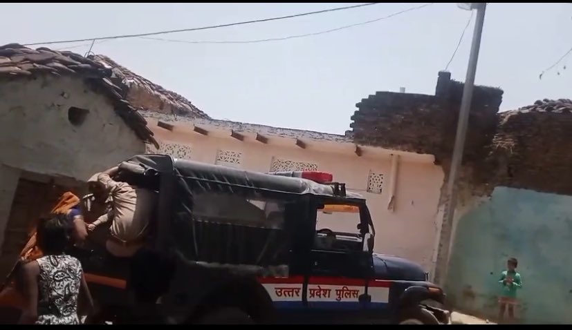 Shrikant_dwij's tweet photo. #uppolice का बर्बर चेहरा!

पीड़ित महिलाओं पर पुलिसजीप चढ़ाई

भूमाफिया की शिकायत करने पर पूरे परिवार को पीटकर थाने में बैठाया,वीडियो बनाने पर मोबाइल छीना।

थाना बेवार,हमीरपुर की घटना

योगी जी संज्ञान लें

@Uppolice 
@myogioffice
@yadavakhilesh
@dgpup
@UPTakOfficial
@dmhamirpurup https://t.co/8boV8sdUeF