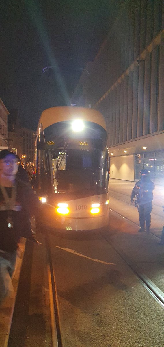 KlugeSb's tweet photo. #le1905
Lvb macht sich zum Mittäter 
#polizeiterror 
Die cops drehen vollkommen durch,  pfeffern wahllos, schlagen menschen bis zu Bewusstlosigkeit 
@PolizeiSachsen das ist der Freund und Helfer VON POLIZEIPRÄSIDENT DEMMLER 
BLUT AN EUREN HÄNDEN https://t.co/wLwYwBBmcc