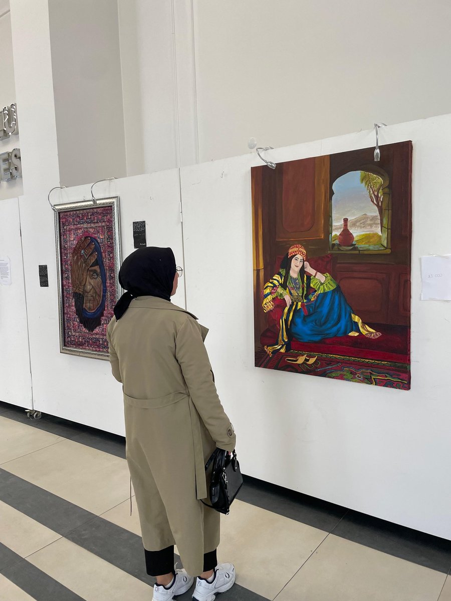 Bende evde şu şekil oturuyorum. Ortak bir derdimiz var ama ne ??