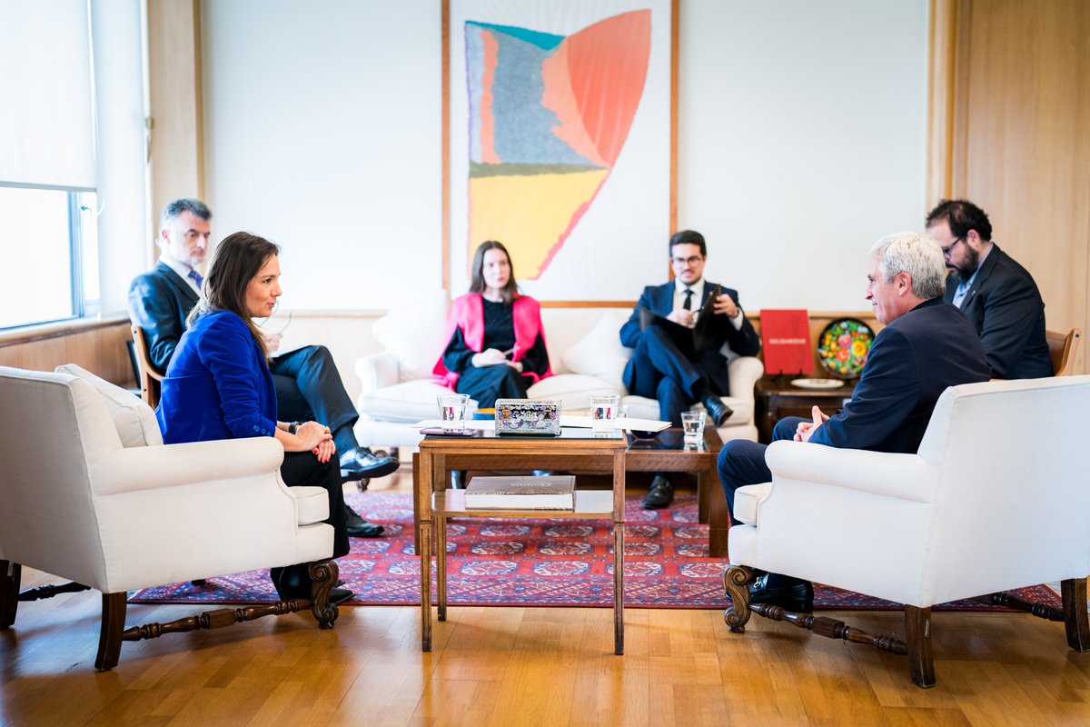 La subsecretaria de Relaciones Exteriores, Gloria de la Fuente, sostuvo una audiencia protocolar con el nuevo embajador de Perú en Chile, Peter Camino, con quien dialogó sobre los principales temas de la relación bilateral. 🇨🇱🤝🇵🇪