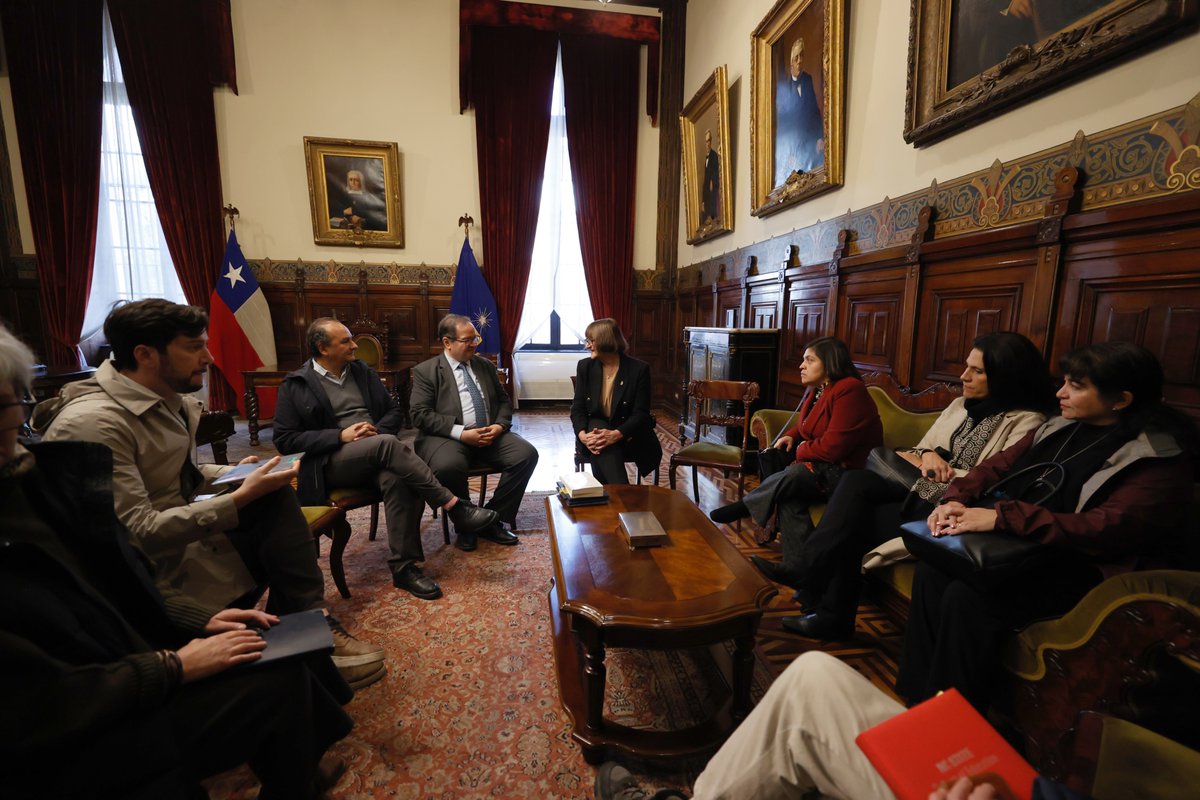 [FOTONOTICIA] La Rectora <a href="/RosaDeves/">Rosa Devés</a> recibió en Casa Central al Rector <a href="/UNAM_MX/">UNAM</a> Leonardo Lomelí y la embajadora <a href="/EmbaMexChi/">Embamex Chile</a> Laura Moreno, para estrechar lazos de colaboración e intercambio académico, hablar de movilidad, y la participación de la U. de Chile en Filuni 2025.