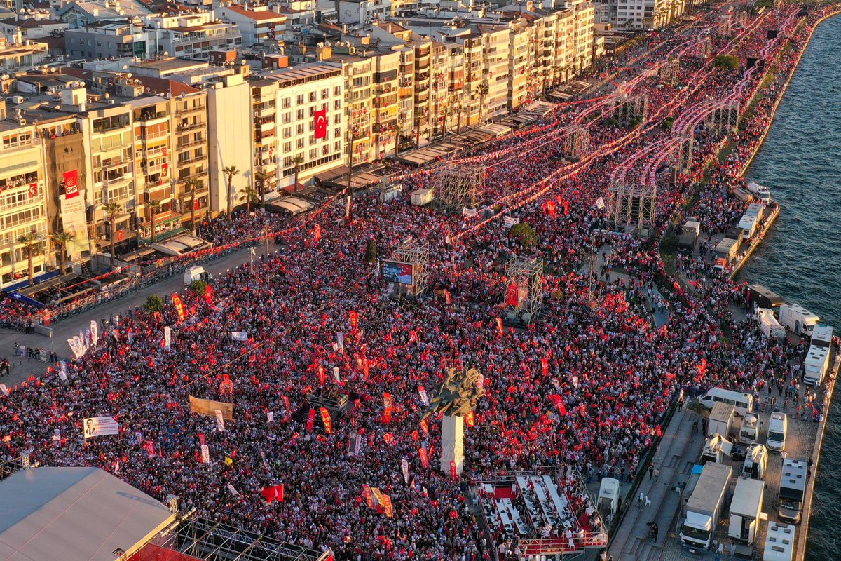 herkesicinCHP's tweet photo. Genel Başkanımız Özgür Özel, İzmir Gündoğdu Meydanı’nda düzenlediğimiz ‘Millet İradesine Sahip Çıkıyor’ mitinginde konuştu.

“Gözünün içine baka baka söylüyorum: Sen küresel bir lider değil, yerel bir diktatörsün, otokratsın, tek adamsın!” https://t.co/wi5MMWq3JN