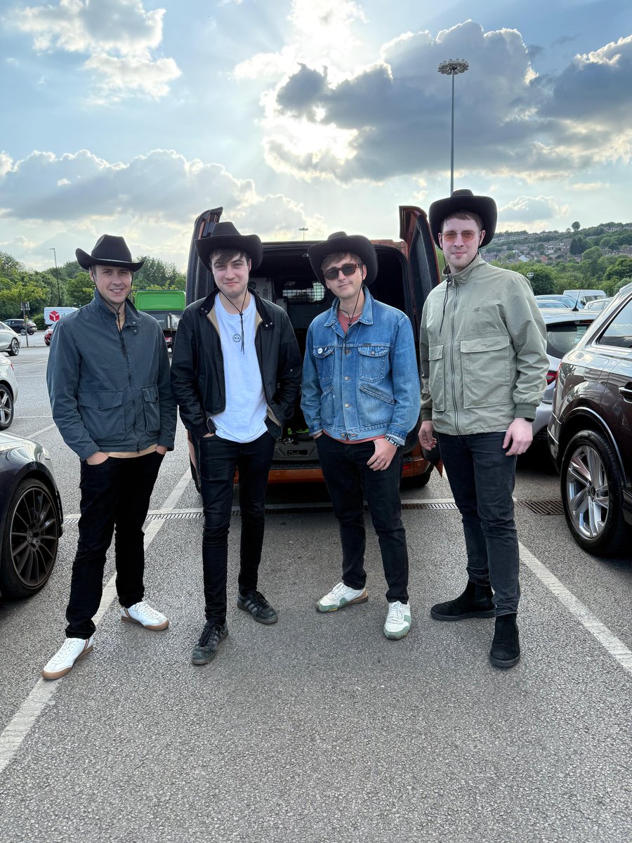 🤯 WE’RE NUMBER 2 IN THE MIDWEEK CHARTS!!!!! This is absolutely insane. Our fanbase is genuinely another level, thank you so much for the massive support! 

We are fully independent and to be going toe-to-toe with an industry giant like Morgan Wallen is unbelievable! 🤠 

Spread