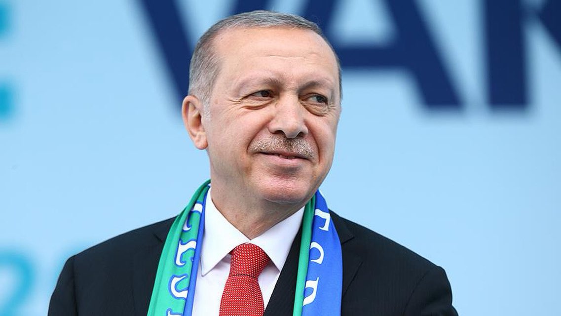 YilmazKATMER's tweet photo. Son günlerde Sayın Cumhurbaşkanımız Recep Tayyip Erdoğan’a yönelik haddini aşan, iftira ve hakaret içeren açıklamalar, sadece siyasi bir nezaketsizlik değil, aynı zamanda millet iradesine karşı açık bir saygısızlıktır.

Cumhurbaşkanımız; Rize’nin bağrından çıkmış, halkın oylarıyla defalarca seçilmiş, Türkiye’nin vizyonunu büyüten, küresel ölçekte söz sahibi yapan bir liderdir. Onun liderliğini ve milletle kurduğu bağı sorgulamak, en hafif tabiriyle siyasi çaresizliktir.

Demokrasiye inancı sadece kendi iktidar hayalleriyle sınırlı olanlar, hukuk kararlarını beğenmeyince “siyasi kumpas” demekten geri durmamaktadır. Oysa Türkiye Cumhuriyeti bir hukuk devletidir. Hiç kimse suç işleme özgürlüğüne sahip değildir. Adalet, şahısların siyasi pozisyonlarına göre değil, hukuka göre tecelli eder.

Rize, tarih boyunca devletine, milletine ve liderine sahip çıkmış bir şehirdir. Bu topraklar Recep Tayyip Erdoğan’a sadece bir hemşerilik bağıyla değil; dava, irade ve hizmet aşkıyla bağlıdır. Onu karalamaya çalışanlar, aslında milletin öz değerlerine saldırmakta, kutuplaşmadan siyasi rant elde etmeye çalışmaktadır.

“23 Mart ruhu” diyerek siyasi tehdit ve provokasyon içeren söylemlerle halkı galeyana getirmeye çalışanlar, bilmelidir ki; bu millet feraset sahibidir, kimin neye hizmet ettiğini gayet iyi bilmektedir.

Bugün artık gerçeklerle yalanlar, milletle millet düşmanları, eserle iftira arasında bir tercih vardır.

Rize, liderinin yanındadır.
Rize, Recep Tayyip Erdoğan’dır.