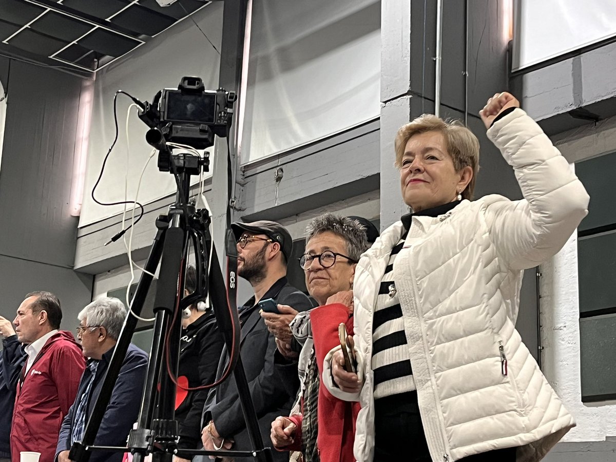 A esta hora se desarrolla la Cumbre Social, Política y Popular, en respuesta al hundimiento de la #ConsultaPopular. Junto a las comunidades indígenas, las centrales obreras y las organizaciones sociales, trazaremos las acciones necesarias para sacar adelante las políticas del