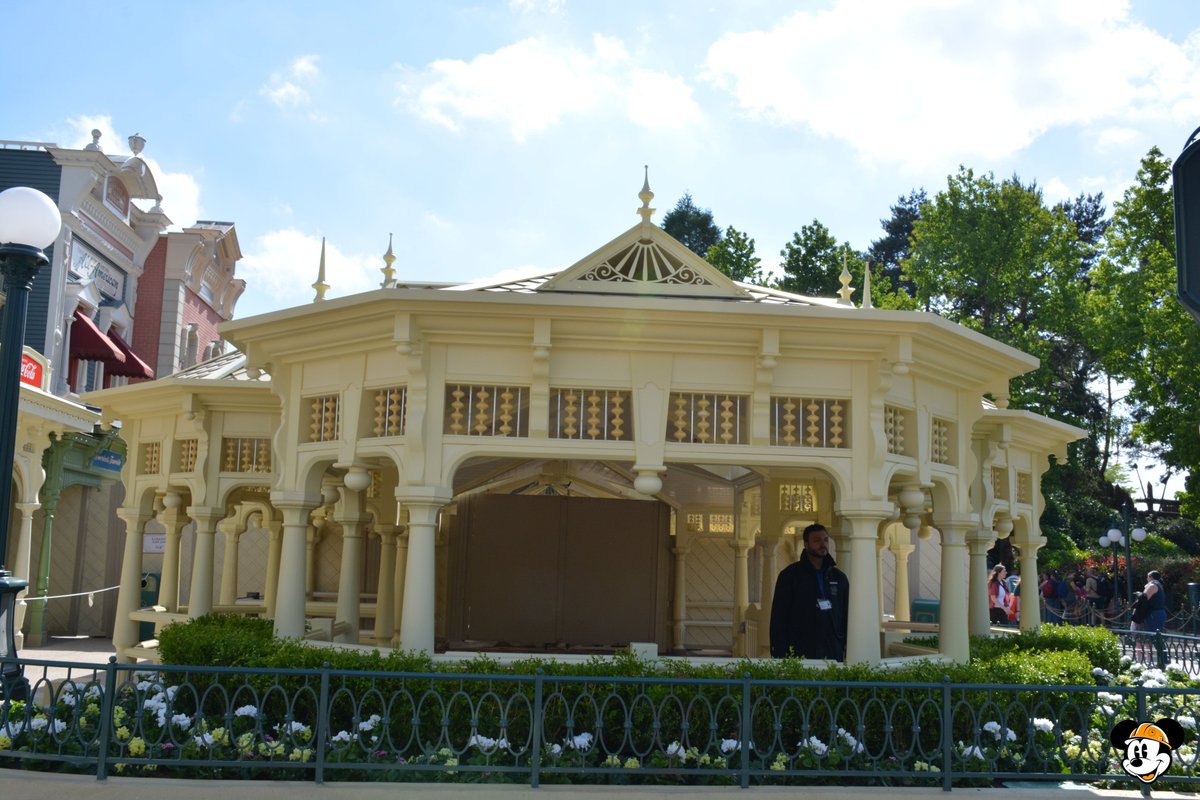 [Analysis] 🚧 Casey’s Corner Terrace Progressing at Its Own Pace!

➡️ One of the most anticipated works at #DisneylandParis, the Casey’s Corner terrace structure has been unveiled following full scaffolding removal.
➡️ While the main framework is now complete, detailed finishing