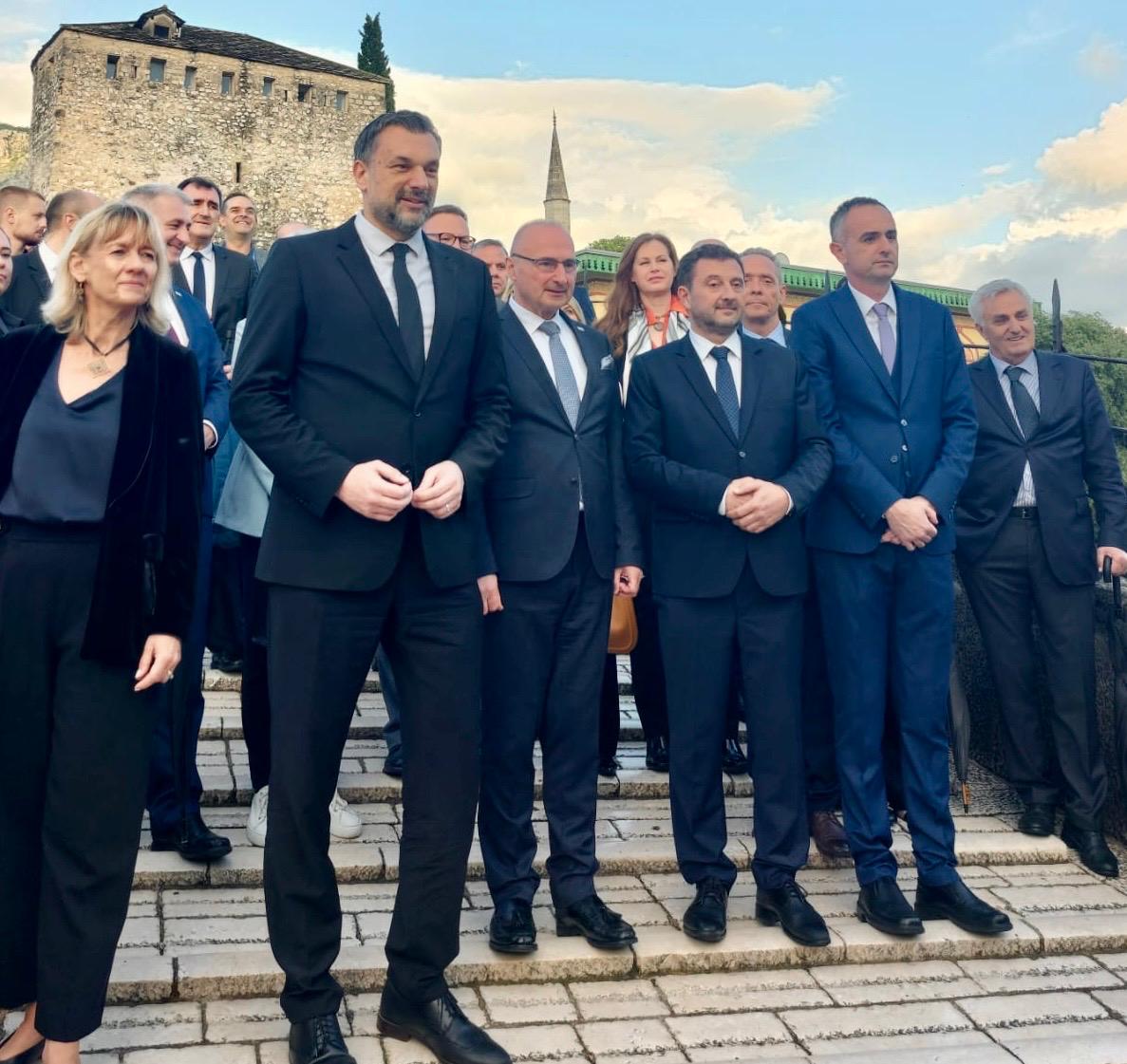 Ingrid Macdonald 🇺🇳 (@macdonaldingrid) on Twitter photo Ahead of the #DialogueForTheFuture conference in Mostar, supported by <a href="/UNPeacebuilding/">United Nations Peacebuilding</a>'s #DFF3, we joined <a href="/mfa_bih/">Ministry of Foreign Affairs of BiH 🇧🇦</a> for a symbolic walk across the iconic Old Bridge— marking 20 years since its #UNESCO inscription. A powerful reminder of resilience, unity, shared heritage and 🕊️. Ahead of the #DialogueForTheFuture conference in Mostar, supported by <a href="/UNPeacebuilding/">United Nations Peacebuilding</a>'s #DFF3, we joined <a href="/mfa_bih/">Ministry of Foreign Affairs of BiH 🇧🇦</a> for a symbolic walk across the iconic Old Bridge— marking 20 years since its #UNESCO inscription. A powerful reminder of resilience, unity, shared heritage and 🕊️.