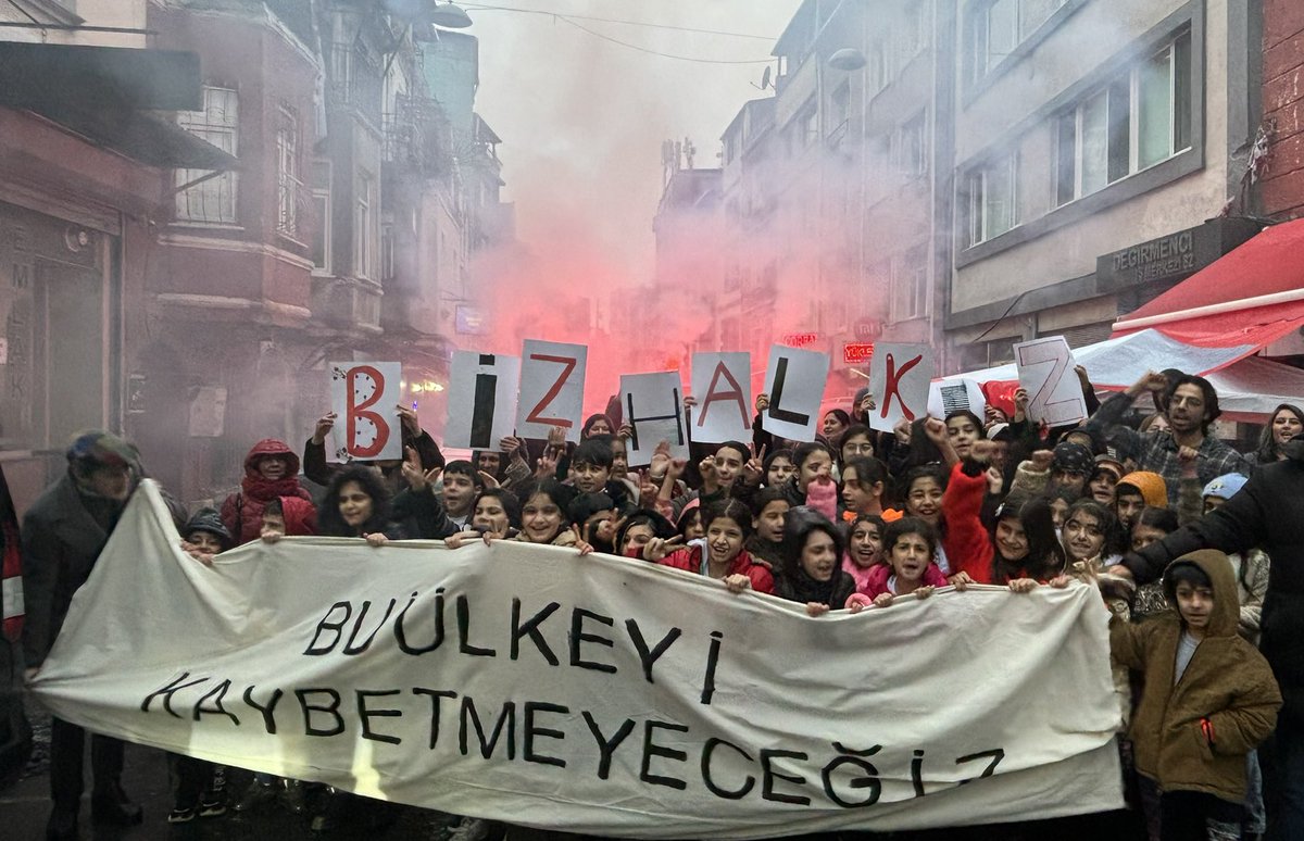Beyoğlu'nda yürüyüş yapan minikler:

"Biz halkız, bu ülkeyi kaybetmeyeceğiz."