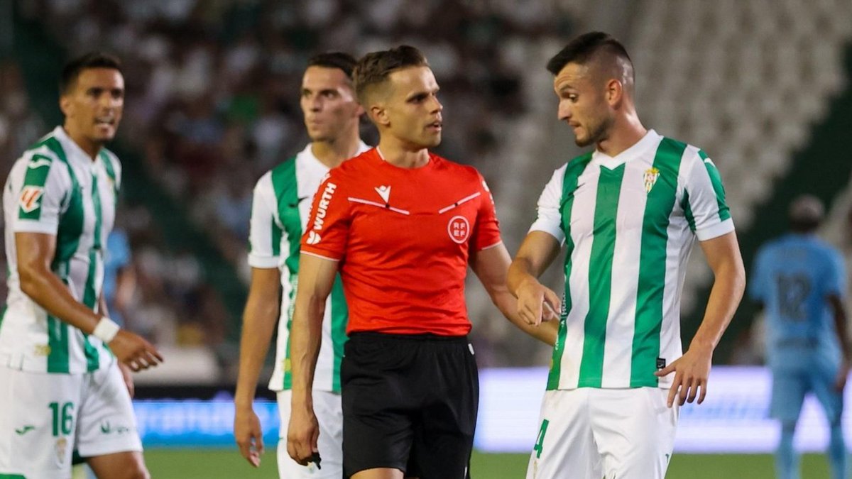 🟡 Más luces que sombras para Muñiz Muñoz en el Córdoba - Mirandés.

✍🏻 𝟱,𝟱

▪️ Realizó un arbitraje muy bueno en líneas generales, llevando el choque con gran autoridad y talante.

💥 Sin embargo, perdonó una segunda amarilla muy clara a Carracedo en la primera mitad.
