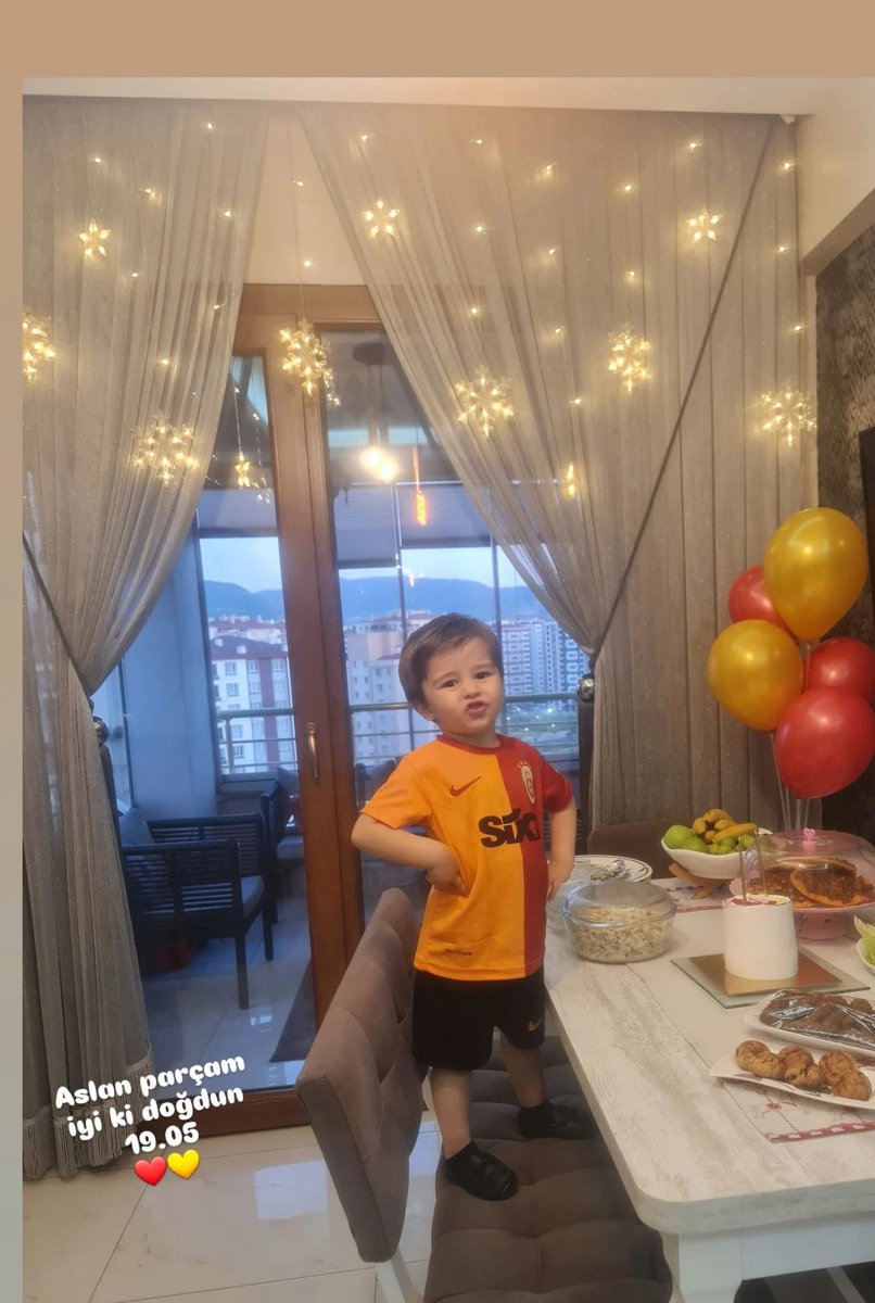 memret13's tweet photo. Teşekkürler @GalatasaraySK doğuştan (19.05) Galatasaraylı oğlum 3 yaşında ve 3 yıldır şampiyonluk hediye ediyorsunuz. 💛❤ https://t.co/TSltKgAIUL