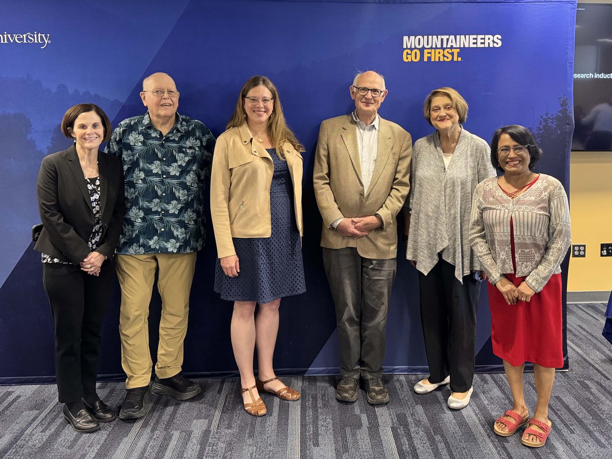 Graduate Melody Gwilliam was recognized for earning her Ph.D. in Public Health Sciences, Epidemiology, at a pinning ceremony! Pictured: Melody; mentor, Dr. Gordon Smith; her parents; Dean Woodrum; Ph.D. Program Director Ranjita Misra. Congrats, Melody! 🎉
publichealth.wvu.edu/who-we-are/stu…
