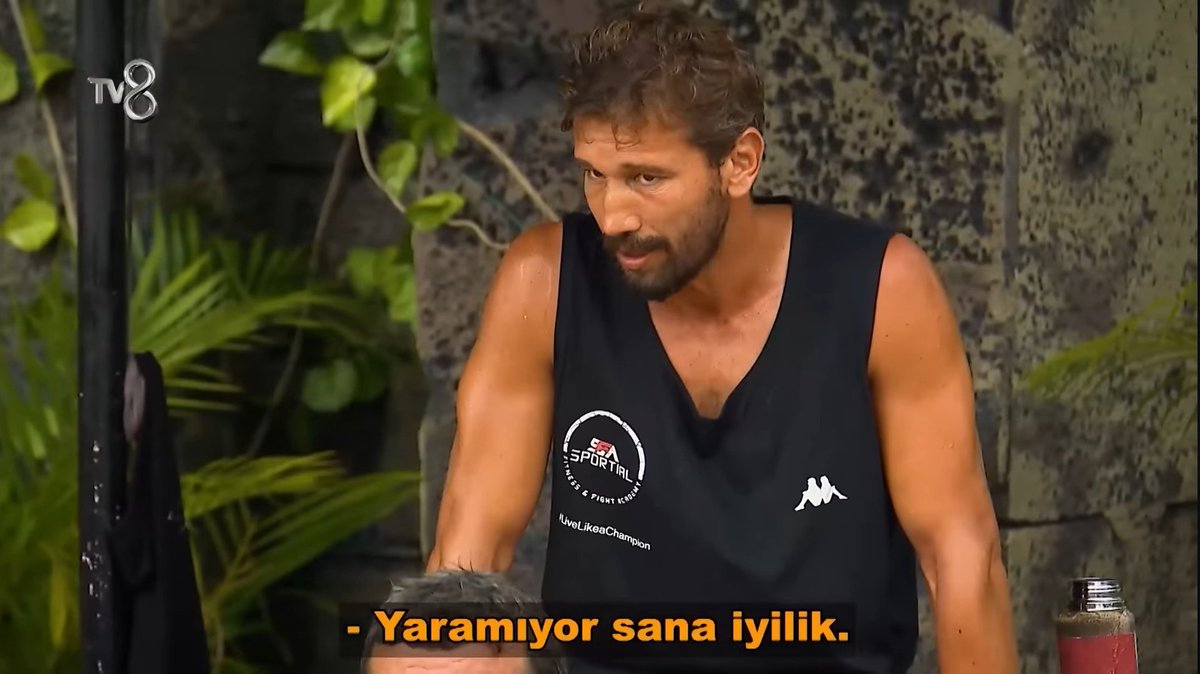 cankilicci's tweet photo. Ada şartlarında en karizma kalan yarışmacı Adem ağabeydir. Diğerlerinin eşgaller Amazon kabile mensuplarına doğru giderken Adem utanmasa Jon Snow gibi takılacak https://t.co/GT76IQvFc7