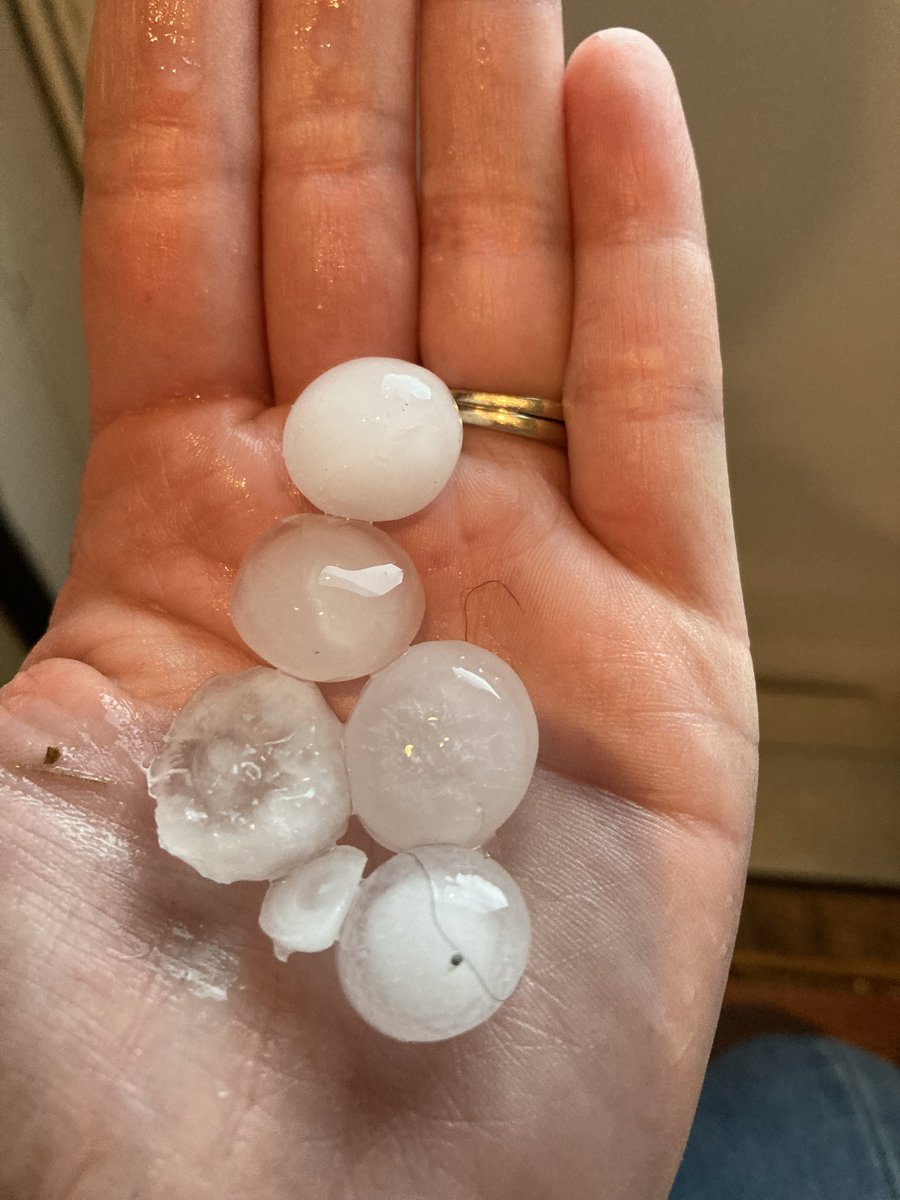 crzy4coasters's tweet photo. @fox4wx 

Hail in Kearney, Mo at 3:30pm

About pea/dime size https://t.co/gMA6GmTyHy