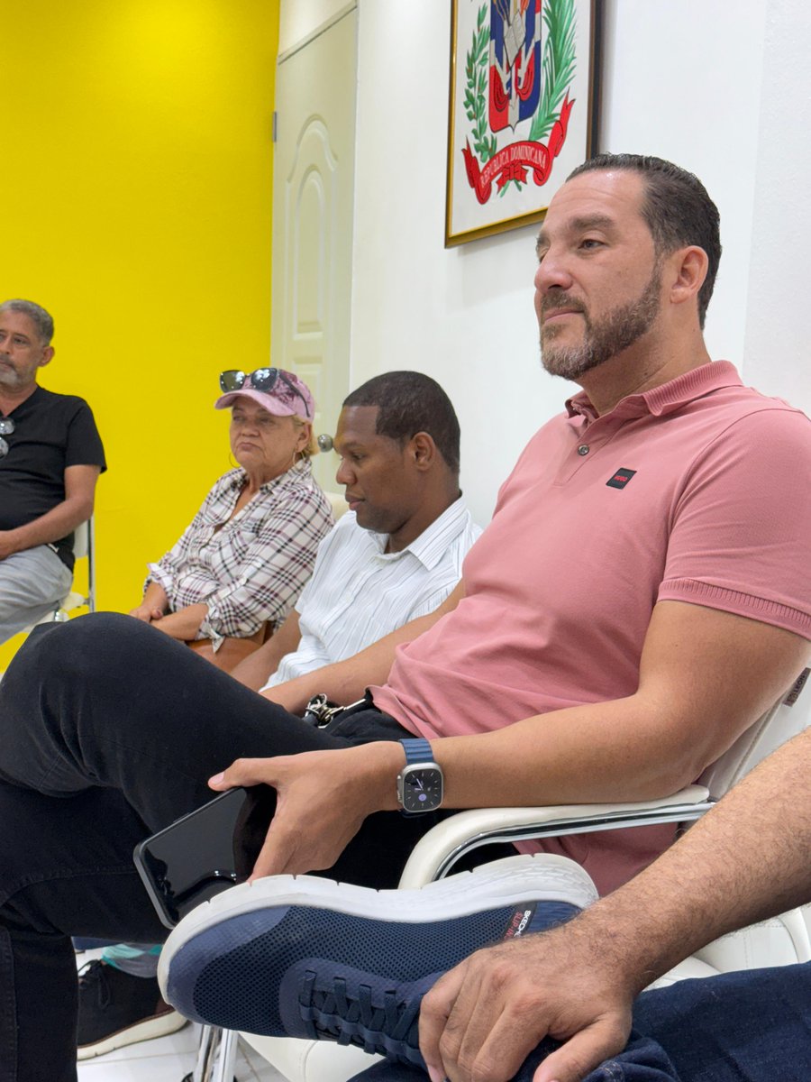 El PRD sigue creciendo en contacto directo con la gente.

Yoel Díaz, Víctor Féliz y Angelina Medrano recorren Montecristi, reafirmando nuestro compromiso con la democracia y el desarrollo local.

¡Rumbo al 2028, con el pueblo al frente!
#PRD #Montecristi #Democracia